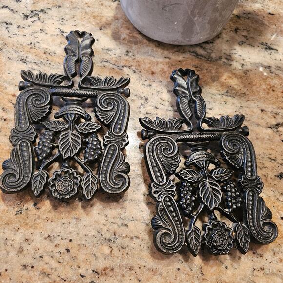 Pair of Virginia Metalcrafters "Grapes" Hanging Cast Iron Trivets - Picture 2 of 6